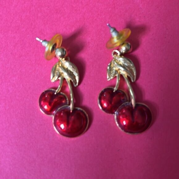 Avon Cherry earrings - Picture 3 of 3